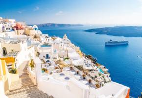 Eight great restaurants in Mykonos and Santorini